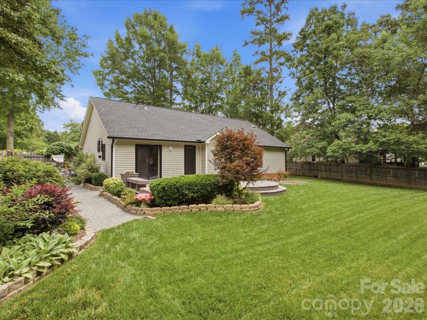 1102 Slate Ridge Road, Matthews, NC 28104.  MLS# CAR4394373, YatesRealty ID 33386. 