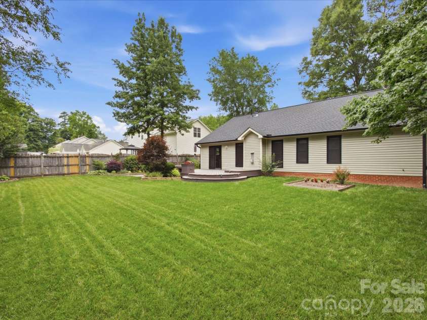 1102 Slate Ridge Road, Matthews, NC 28104.  MLS# CAR4394373, YatesRealty ID 33386. 