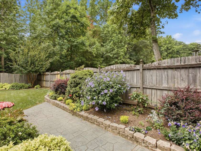 1102 Slate Ridge Road, Matthews, NC 28104.  MLS# CAR4394373, YatesRealty ID 33386. 