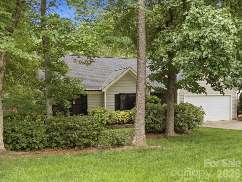 1102 Slate Ridge Road, Matthews, NC 28104.  MLS# CAR4394373, YatesRealty ID 33386. 
