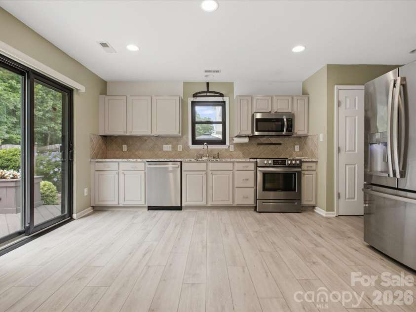 1102 Slate Ridge Road, Matthews, NC 28104.  MLS# CAR4394373, YatesRealty ID 33386. 