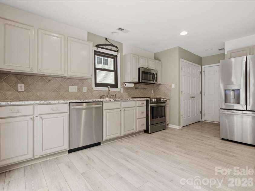 1102 Slate Ridge Road, Matthews, NC 28104.  MLS# CAR4394373, YatesRealty ID 33386. 