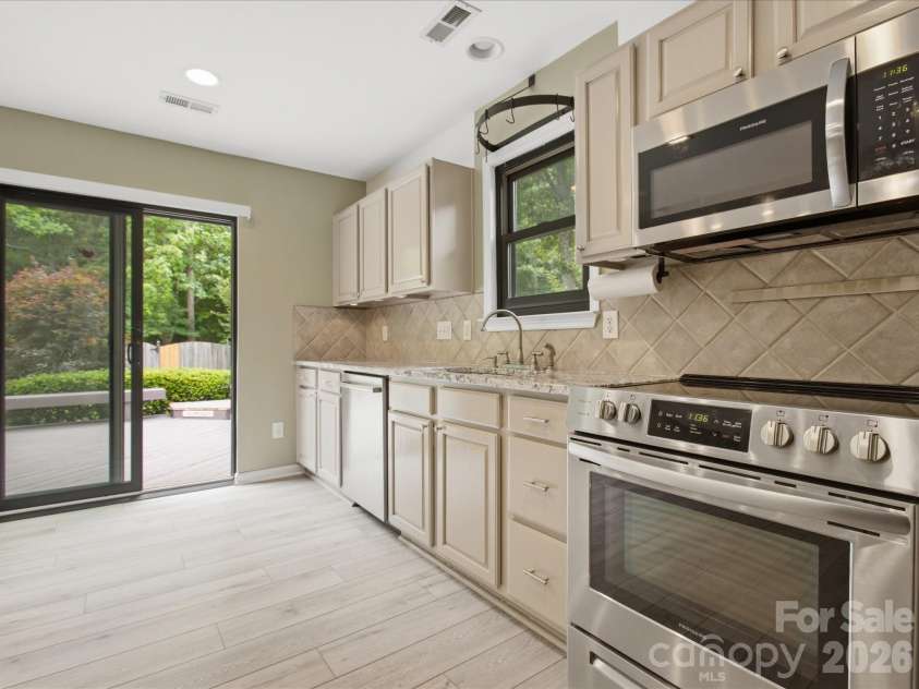 1102 Slate Ridge Road, Matthews, NC 28104.  MLS# CAR4394373, YatesRealty ID 33386. 