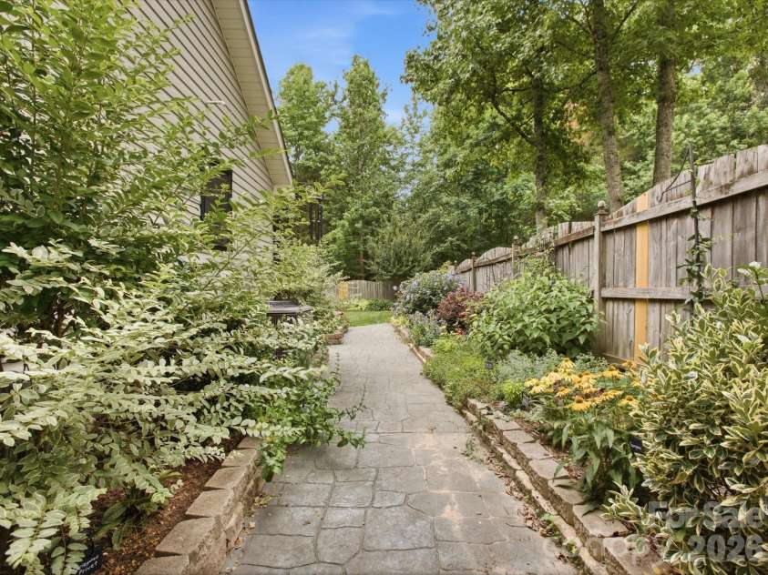 1102 Slate Ridge Road, Matthews, NC 28104.  MLS# CAR4394373, YatesRealty ID 33386. 