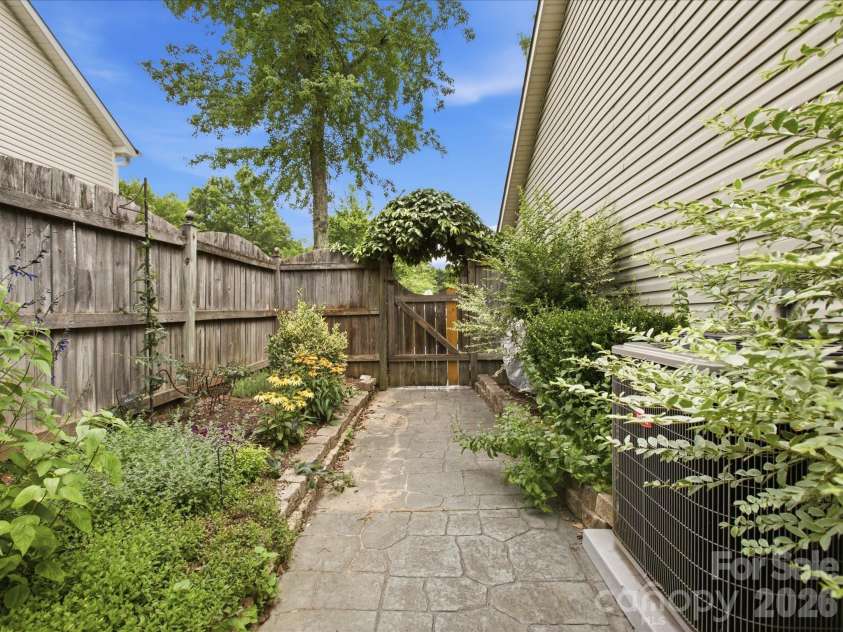 1102 Slate Ridge Road, Matthews, NC 28104.  MLS# CAR4394373, YatesRealty ID 33386. 