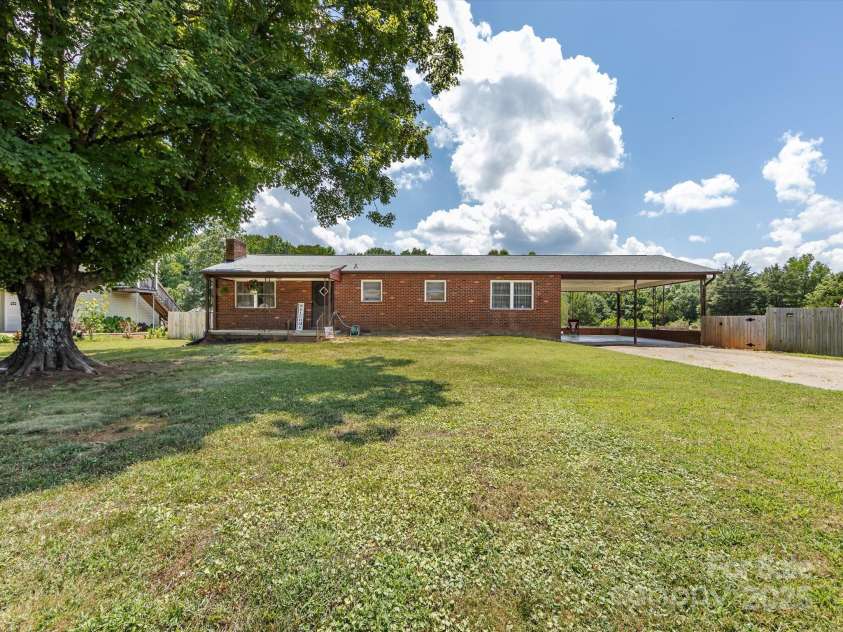 607 Old Mountain Road, Statesville, NC 28677.  MLS# CAR4287096, YatesRealty ID 33386. 