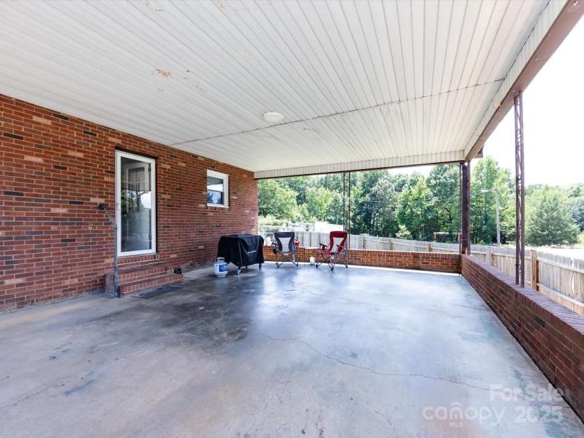 607 Old Mountain Road, Statesville, NC 28677.  MLS# CAR4287096, YatesRealty ID 33386. 