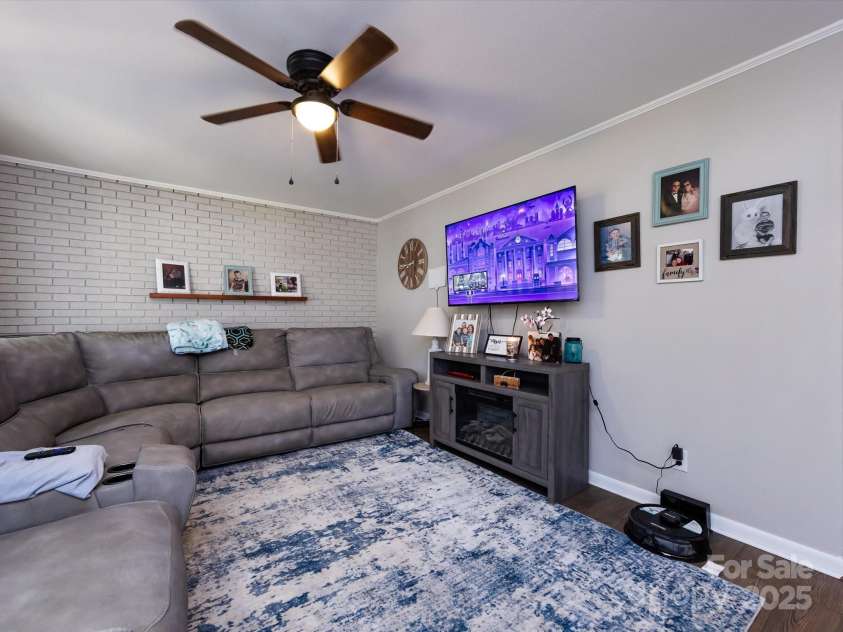 607 Old Mountain Road, Statesville, NC 28677.  MLS# CAR4287096, YatesRealty ID 33386. 