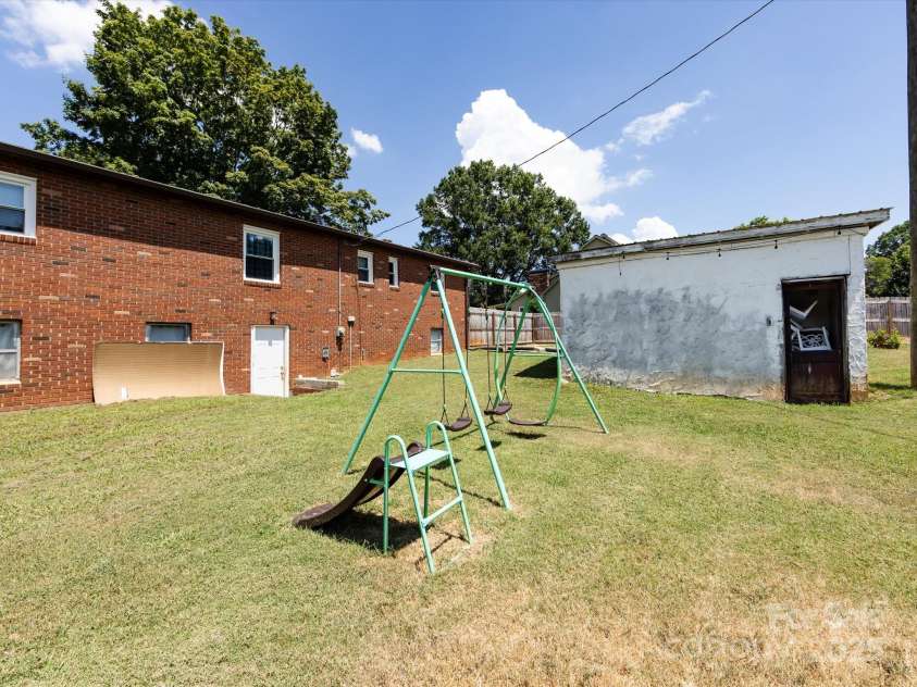 607 Old Mountain Road, Statesville, NC 28677.  MLS# CAR4287096, YatesRealty ID 33386. 