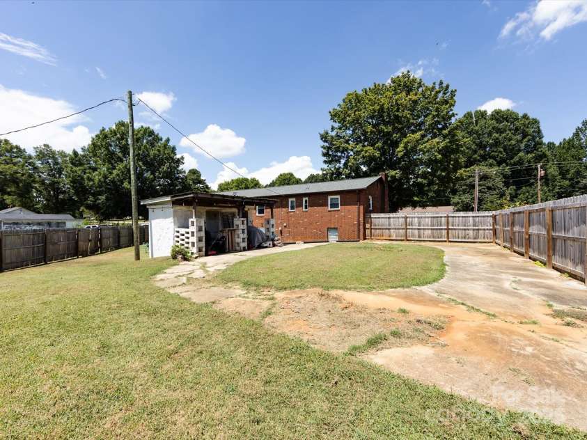 607 Old Mountain Road, Statesville, NC 28677.  MLS# CAR4287096, YatesRealty ID 33386. 