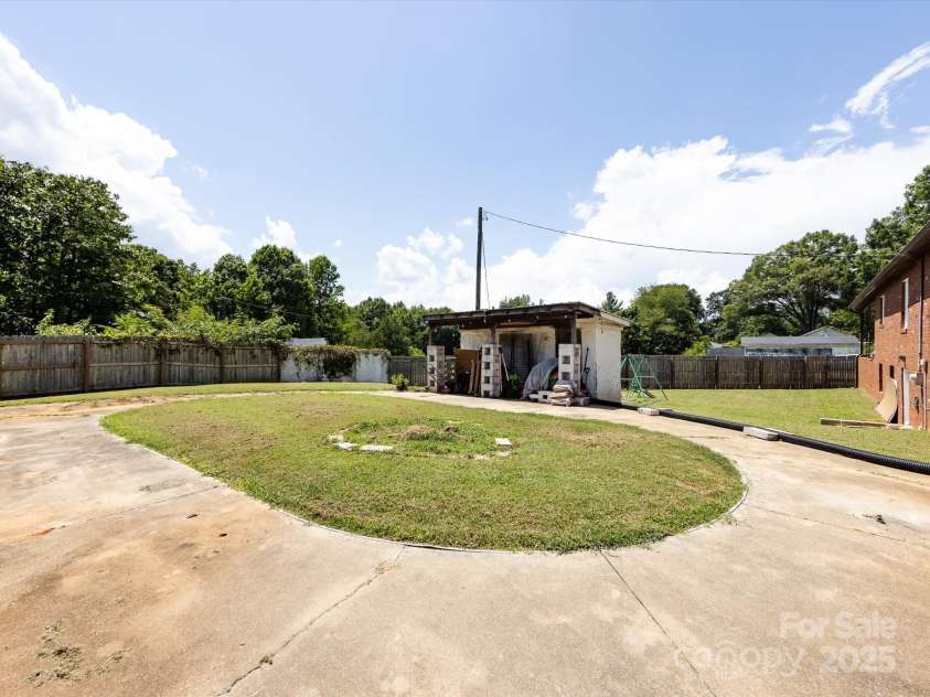 607 Old Mountain Road, Statesville, NC 28677.  MLS# CAR4287096, YatesRealty ID 33386. 