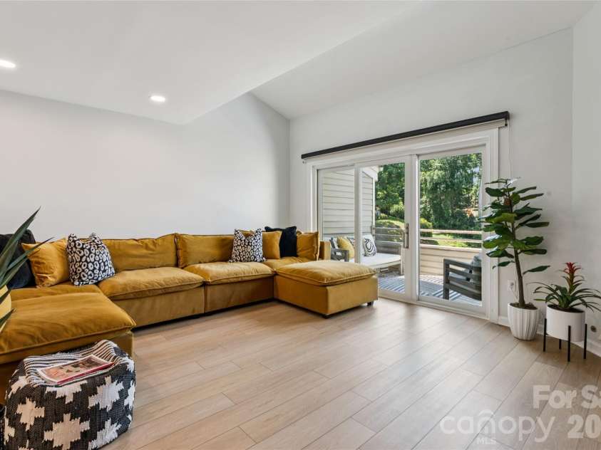 14039 Queens Harbor Road, Charlotte, NC 28278.  MLS# CAR4393361, YatesRealty ID 33388. 