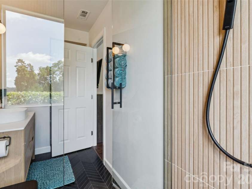 14039 Queens Harbor Road, Charlotte, NC 28278.  MLS# CAR4393361, YatesRealty ID 33388. 