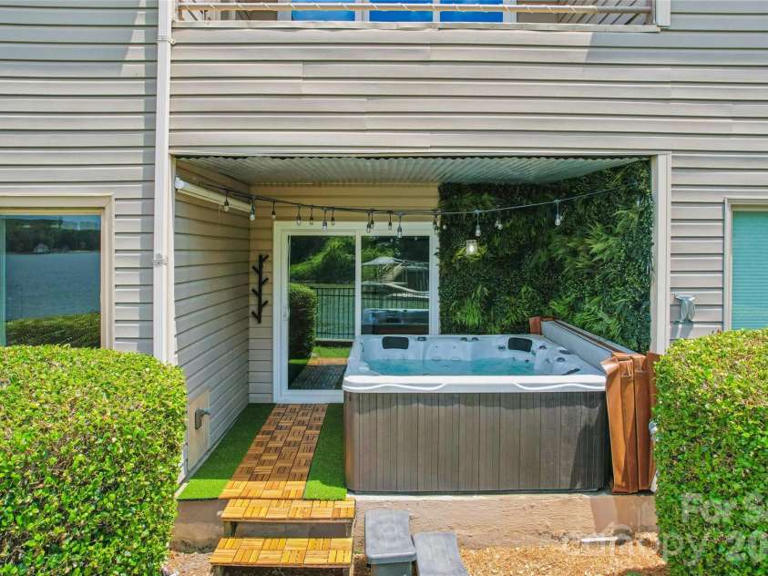 14039 Queens Harbor Road, Charlotte, NC 28278.  MLS# CAR4393361, YatesRealty ID 33388. 