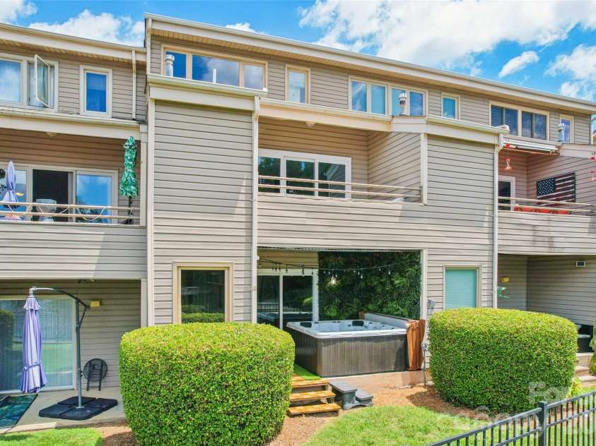 14039 Queens Harbor Road, Charlotte, NC 28278.  MLS# CAR4393361, YatesRealty ID 33388. 