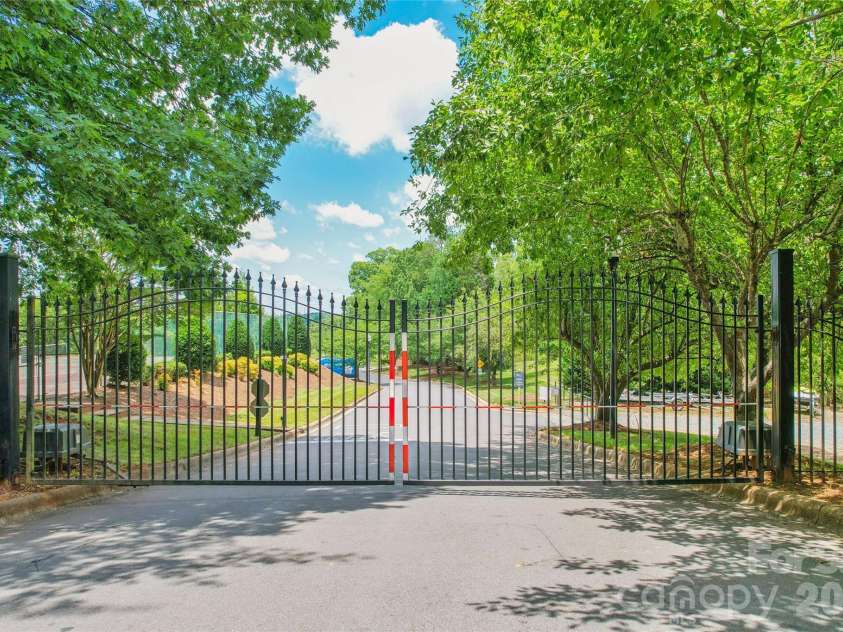 14039 Queens Harbor Road, Charlotte, NC 28278.  MLS# CAR4393361, YatesRealty ID 33388. 