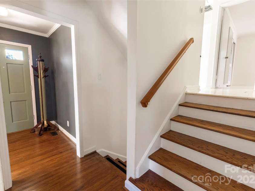 1628 Shannonhouse Drive, Charlotte, NC 28215.  MLS# CAR4161458, YatesRealty ID 3339. 