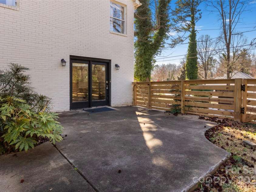 1628 Shannonhouse Drive, Charlotte, NC 28215.  MLS# CAR4161458, YatesRealty ID 3339. 