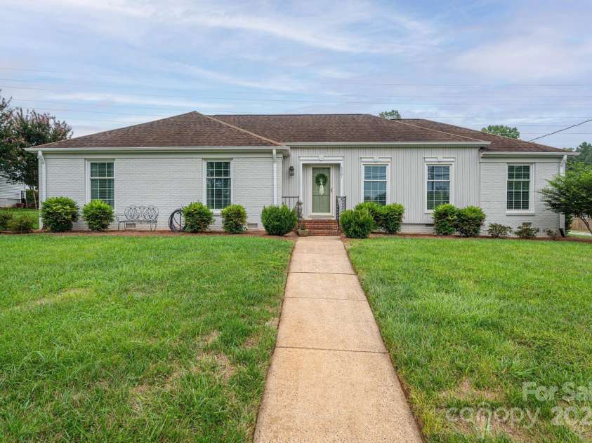 3501 Gardner Park Drive, Gastonia, NC 28054.  MLS# CAR4287459, YatesRealty ID 33390. 