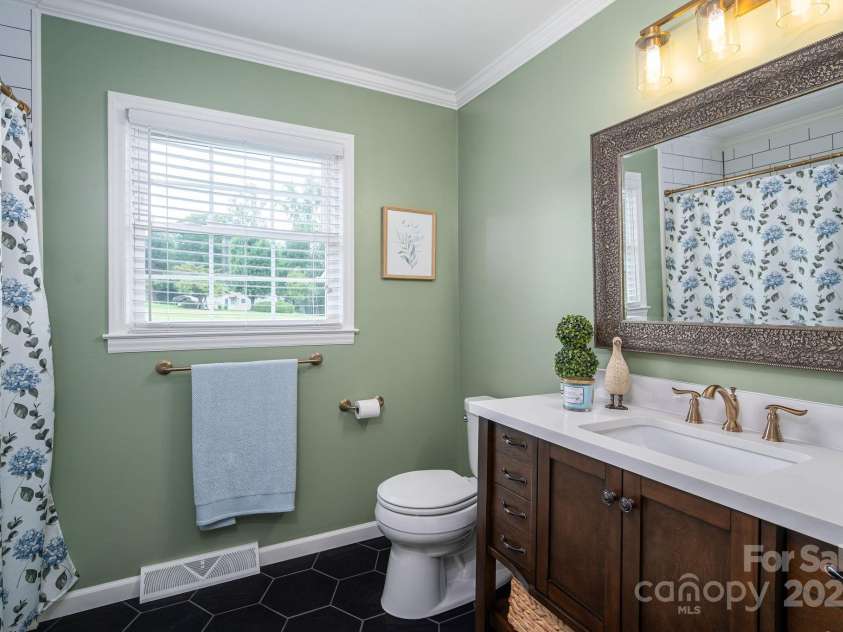 3501 Gardner Park Drive, Gastonia, NC 28054.  MLS# CAR4287459, YatesRealty ID 33390. Full Bathroom 2