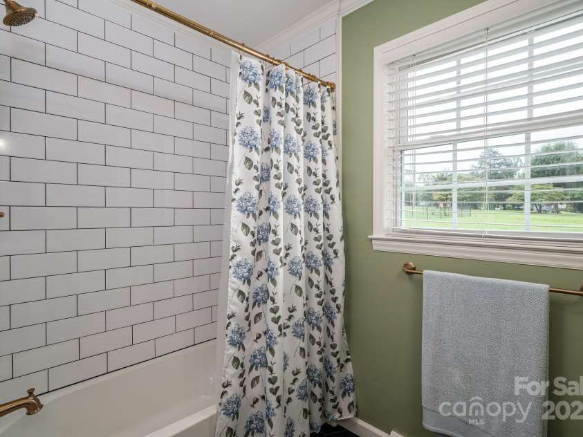 3501 Gardner Park Drive, Gastonia, NC 28054.  MLS# CAR4287459, YatesRealty ID 33390. Full Bathroom 2