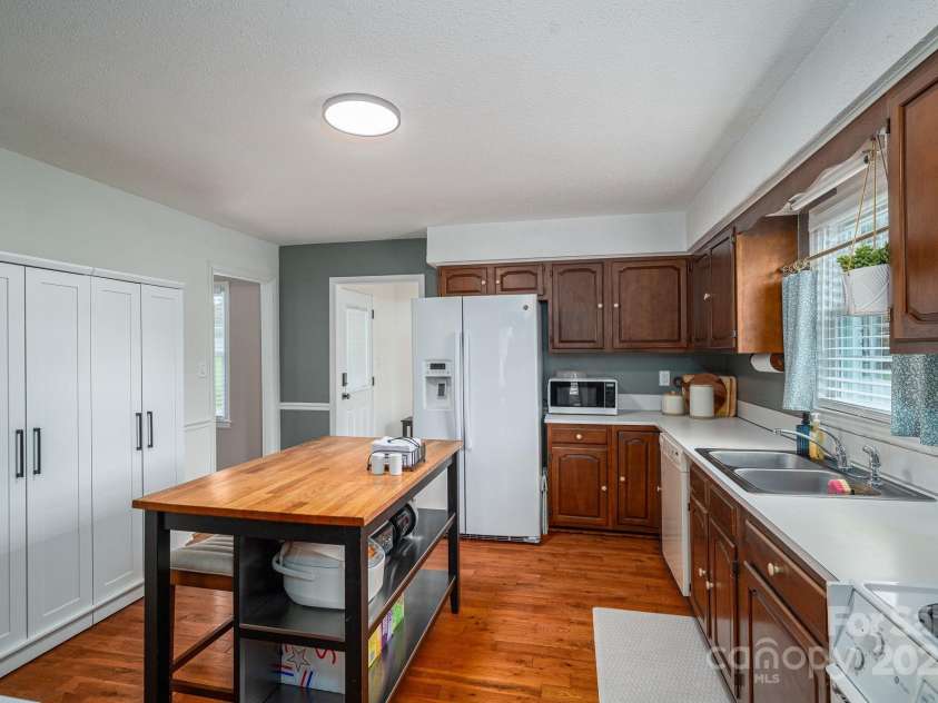 3501 Gardner Park Drive, Gastonia, NC 28054.  MLS# CAR4287459, YatesRealty ID 33390. Kitchen