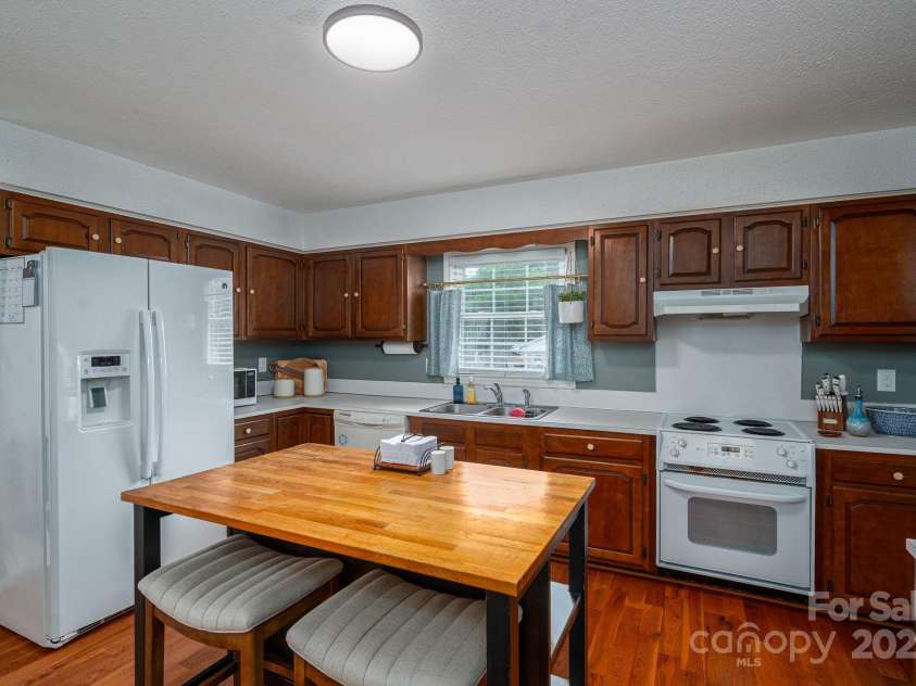 3501 Gardner Park Drive, Gastonia, NC 28054.  MLS# CAR4287459, YatesRealty ID 33390. Kitchen