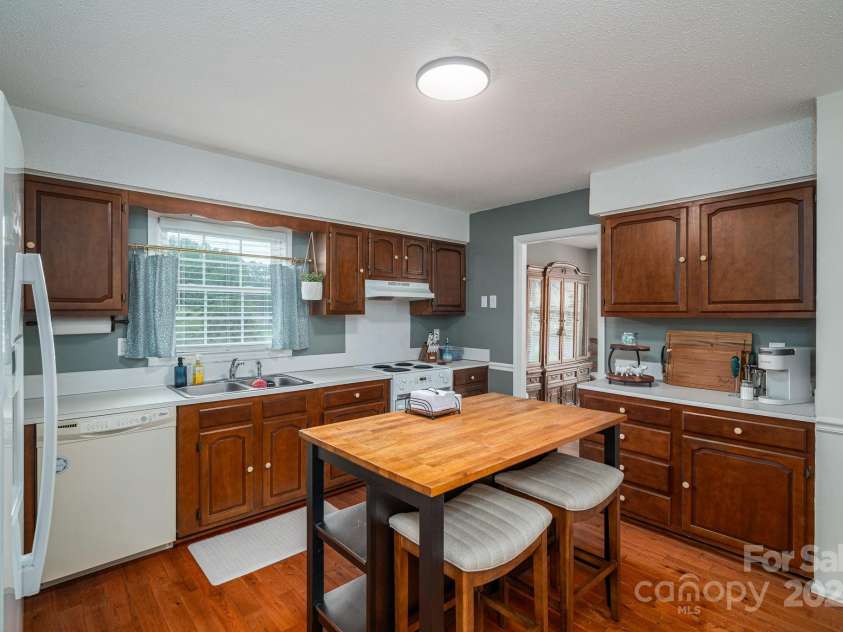 3501 Gardner Park Drive, Gastonia, NC 28054.  MLS# CAR4287459, YatesRealty ID 33390. Kitchen