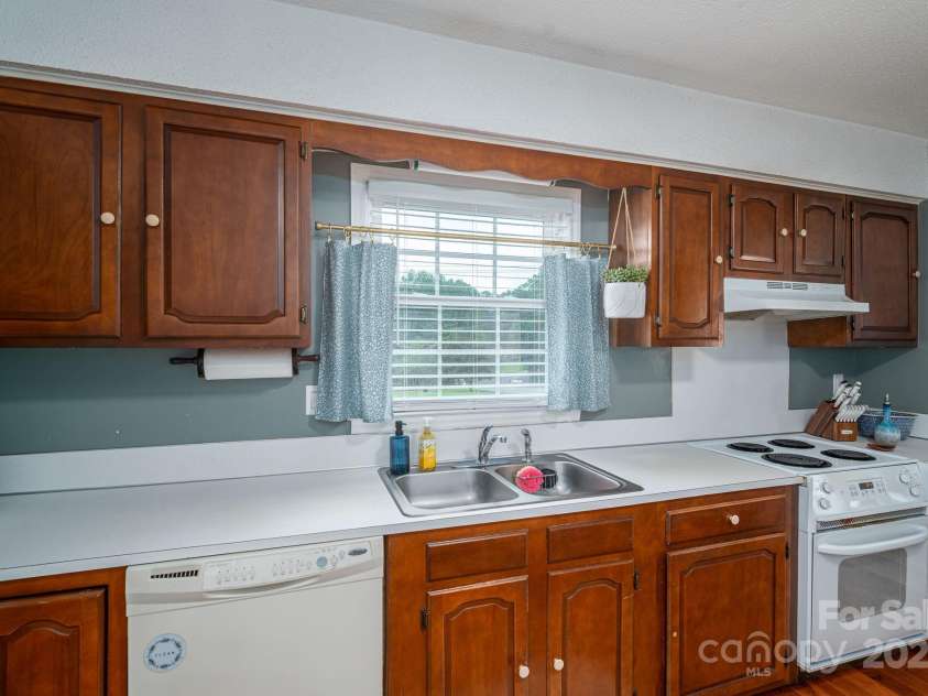 3501 Gardner Park Drive, Gastonia, NC 28054.  MLS# CAR4287459, YatesRealty ID 33390. Kitchen