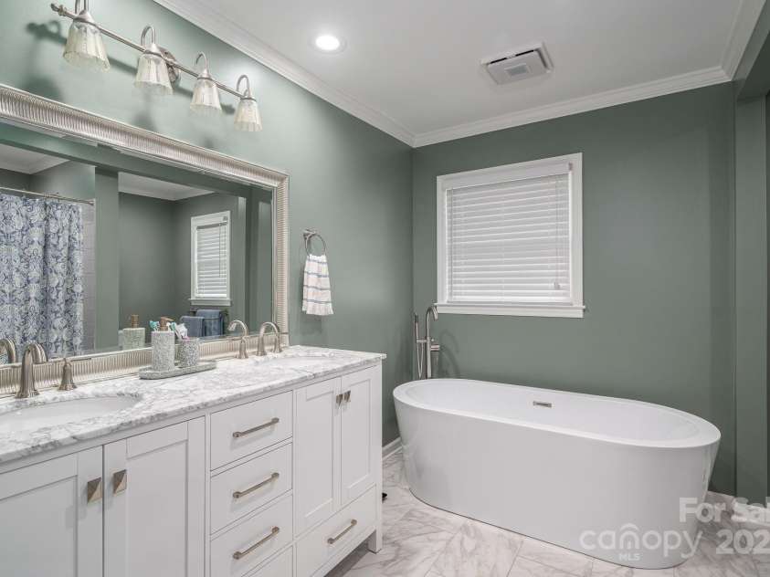 3501 Gardner Park Drive, Gastonia, NC 28054.  MLS# CAR4287459, YatesRealty ID 33390. Primary Bathroom