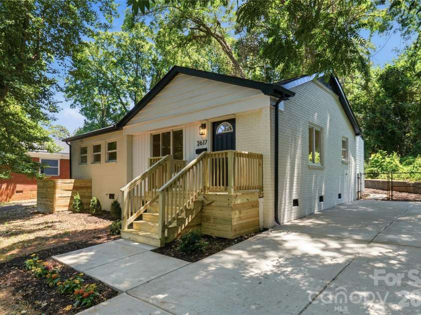 2617 Clydesdale Terrace, Charlotte, NC 28208.  MLS# CAR4396646, YatesRealty ID 33391. 