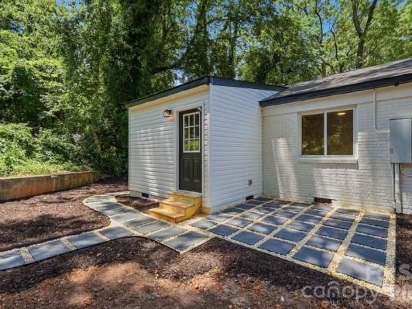 2617 Clydesdale Terrace, Charlotte, NC 28208.  MLS# CAR4396646, YatesRealty ID 33391. 