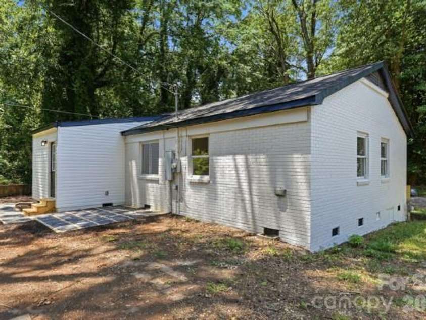 2617 Clydesdale Terrace, Charlotte, NC 28208.  MLS# CAR4396646, YatesRealty ID 33391. 