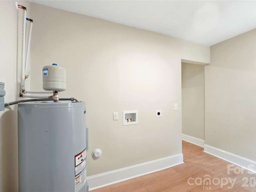 2617 Clydesdale Terrace, Charlotte, NC 28208.  MLS# CAR4396646, YatesRealty ID 33391. Laundrey