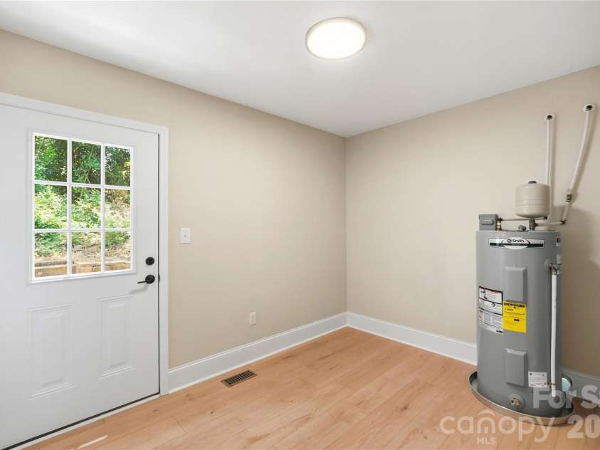 2617 Clydesdale Terrace, Charlotte, NC 28208.  MLS# CAR4396646, YatesRealty ID 33391. Mudrrom/Laundry