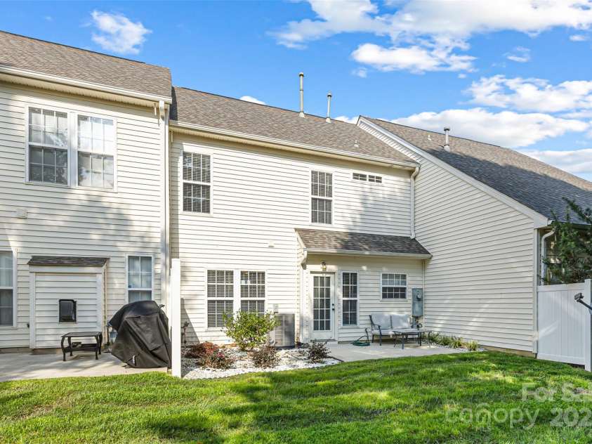 128 Autumn Falls Drive, Lake Wylie, SC 29710.  MLS# CAR4287953, YatesRealty ID 33393. 