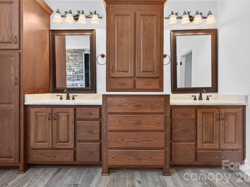 157 Natures Trail, Statesville, NC 28625.  MLS# CAR4396943, YatesRealty ID 33394. Primary bath