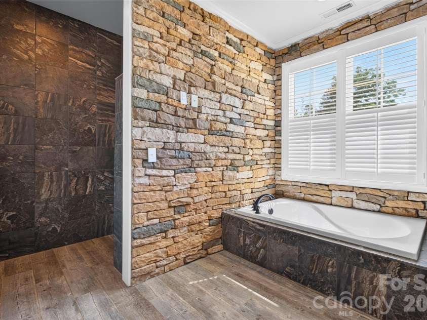 157 Natures Trail, Statesville, NC 28625.  MLS# CAR4396943, YatesRealty ID 33394. Primary bath