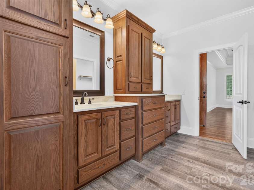 157 Natures Trail, Statesville, NC 28625.  MLS# CAR4396943, YatesRealty ID 33394. Primary bath