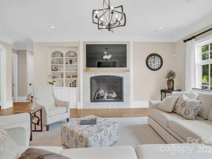 1430 Rosehill Drive, Waxhaw, NC 28173.  MLS# CAR4274652, YatesRealty ID 33396. Beautiful Great room off the kitchen and foyer