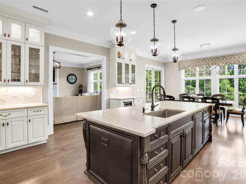 1430 Rosehill Drive, Waxhaw, NC 28173.  MLS# CAR4341859, YatesRealty ID 33396. Beautiful Gormet Chef kitchen. 