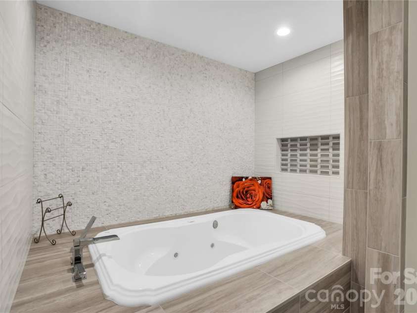1430 Rosehill Drive, Waxhaw, NC 28173.  MLS# CAR4341859, YatesRealty ID 33396. Soaking tub off basement bedroom