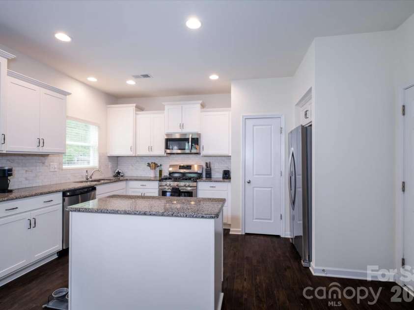 5415 Fenway Drive, Charlotte, NC 28273.  MLS# CAR4391362, YatesRealty ID 33398. 