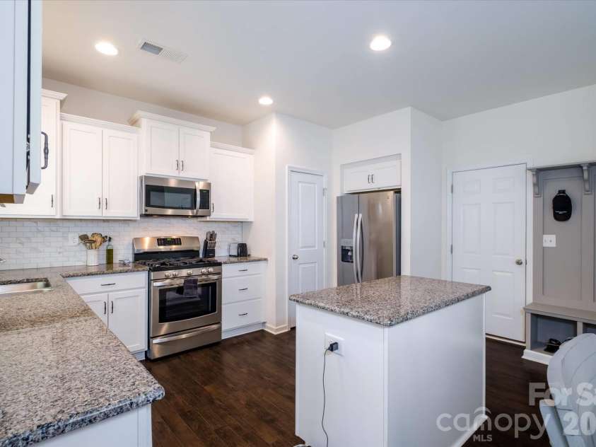 5415 Fenway Drive, Charlotte, NC 28273.  MLS# CAR4391362, YatesRealty ID 33398. 