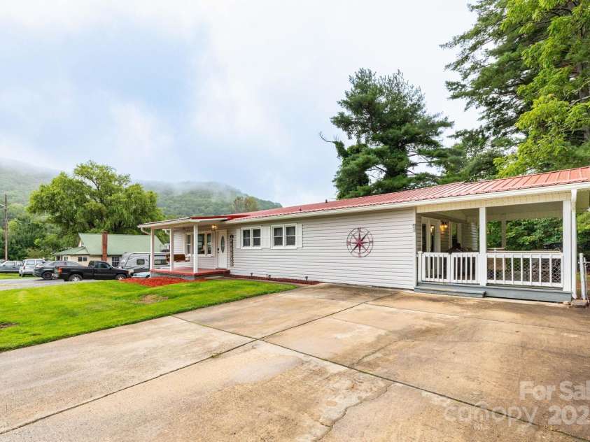 93 Valley View Circle, Waynesville, NC 28786.  MLS# CAR4283614, YatesRealty ID 33399. 