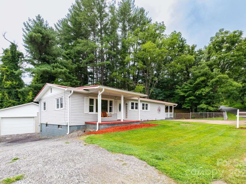 93 Valley View Circle, Waynesville, NC 28786.  MLS# CAR4283614, YatesRealty ID 33399. 