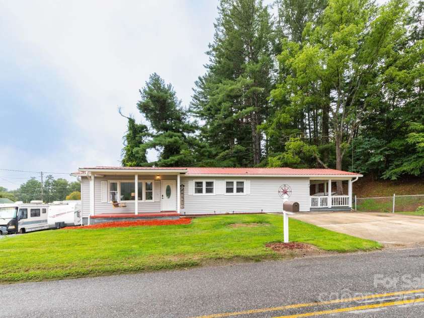 93 Valley View Circle, Waynesville, NC 28786.  MLS# CAR4283614, YatesRealty ID 33399. 