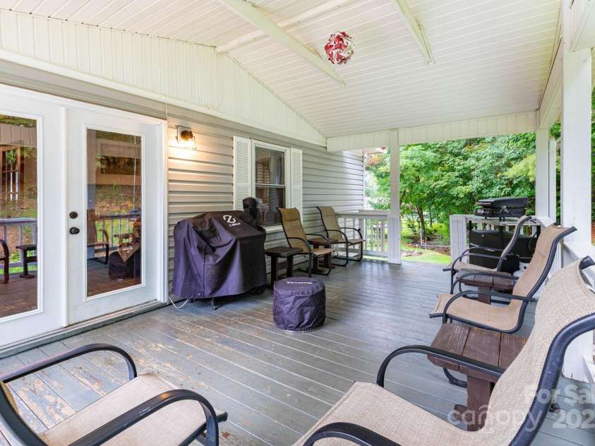 93 Valley View Circle, Waynesville, NC 28786.  MLS# CAR4283614, YatesRealty ID 33399. 