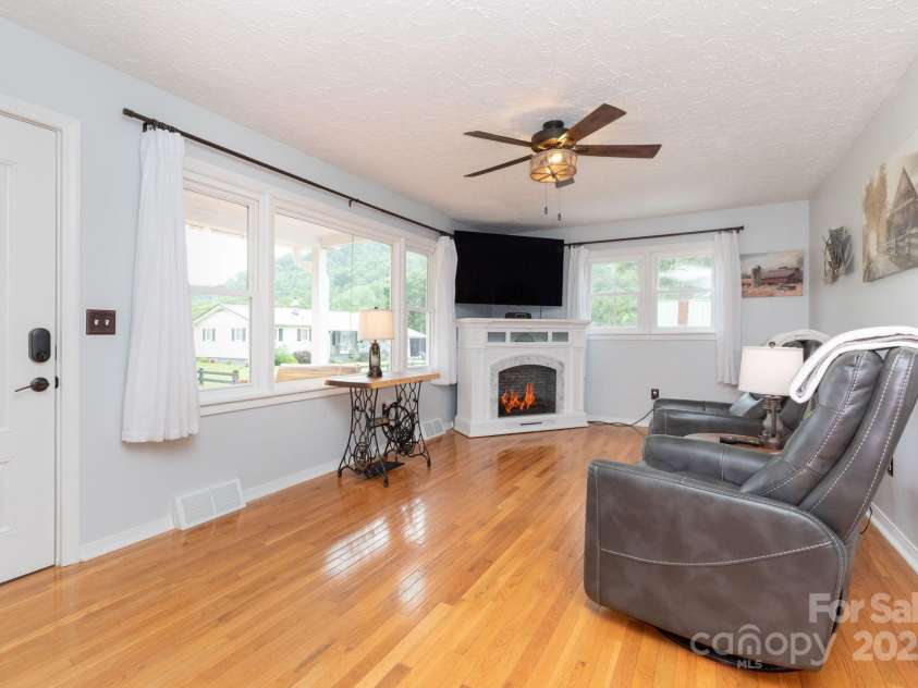 93 Valley View Circle, Waynesville, NC 28786.  MLS# CAR4283614, YatesRealty ID 33399. 