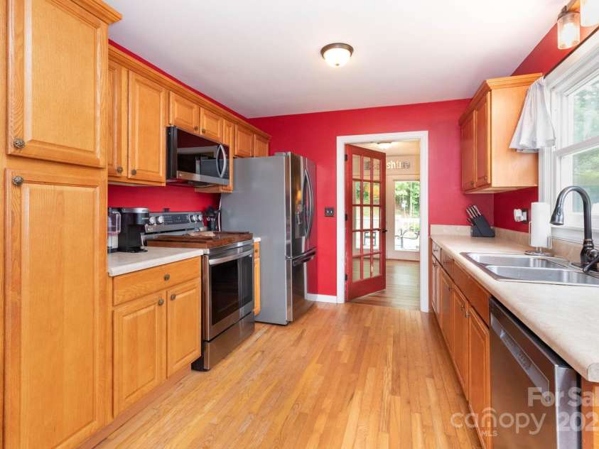 93 Valley View Circle, Waynesville, NC 28786.  MLS# CAR4283614, YatesRealty ID 33399. 